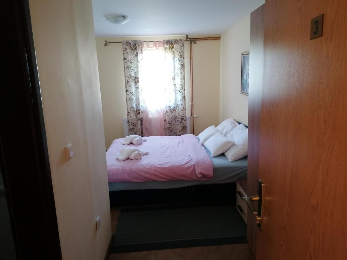 House Izvor Hotel เยแซร์ตเซ ภายนอก รูปภาพ