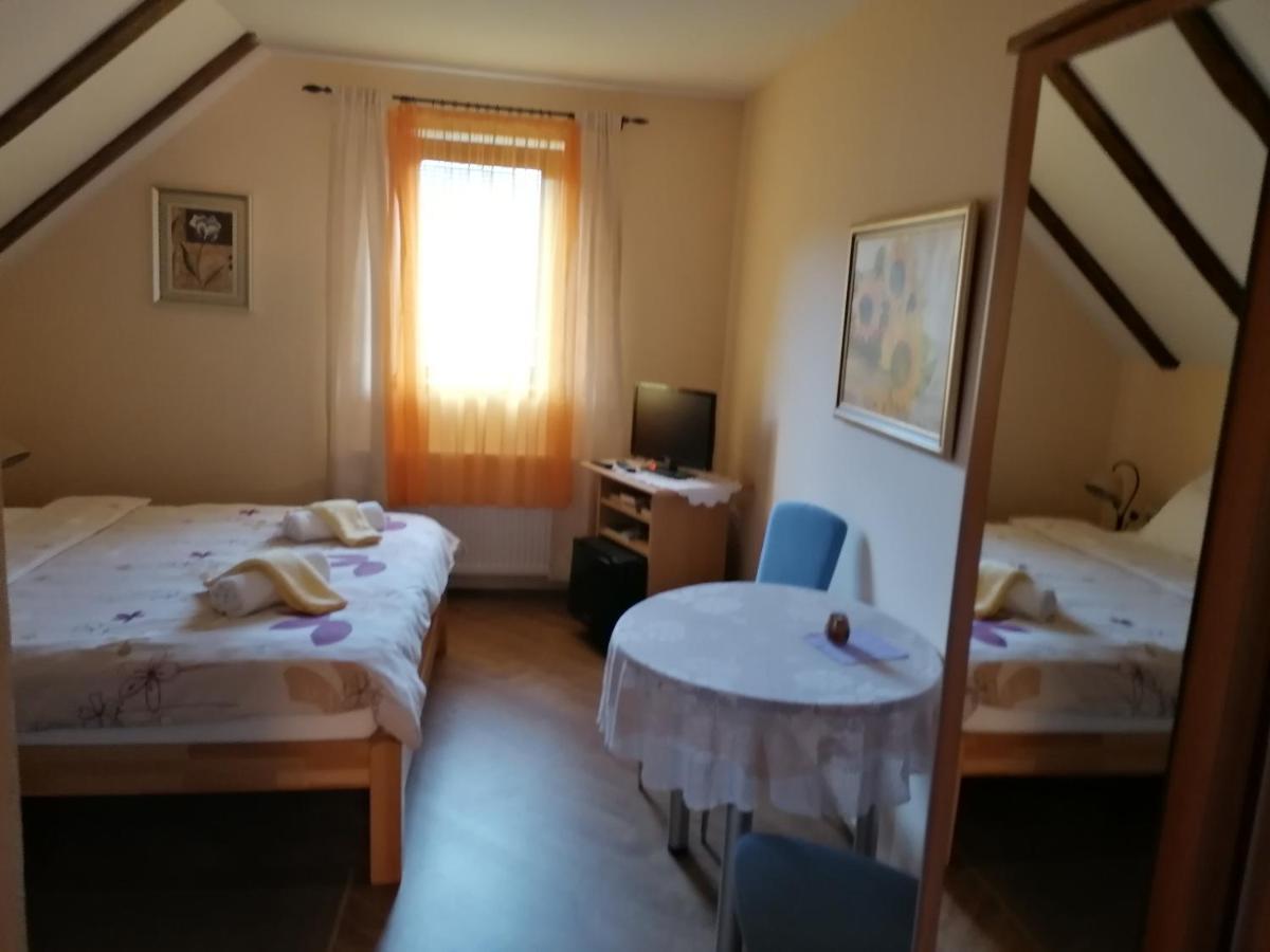 House Izvor Hotel เยแซร์ตเซ ภายนอก รูปภาพ