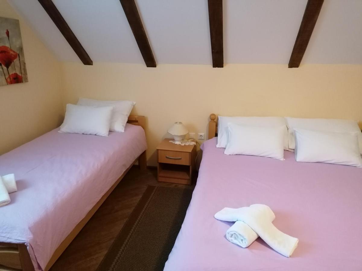House Izvor Hotel เยแซร์ตเซ ภายนอก รูปภาพ