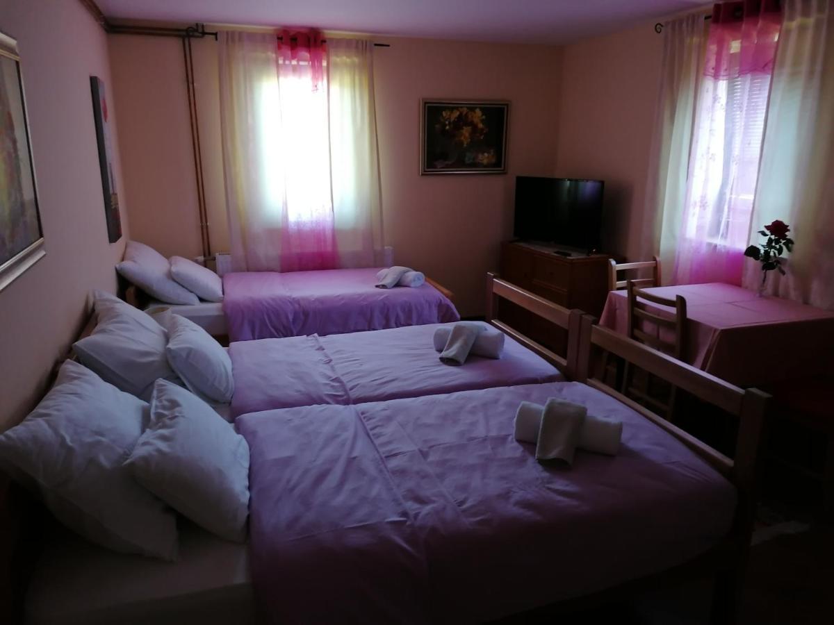 House Izvor Hotel เยแซร์ตเซ ภายนอก รูปภาพ