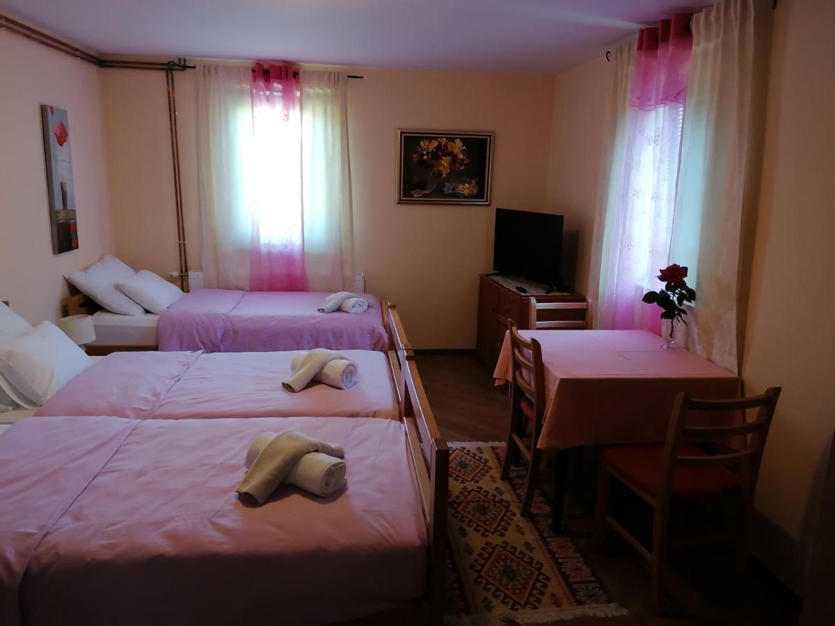 House Izvor Hotel เยแซร์ตเซ ภายนอก รูปภาพ