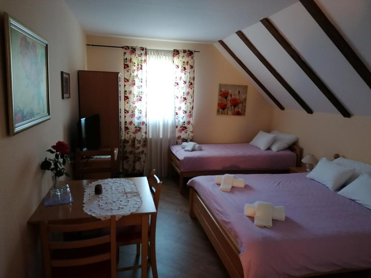 House Izvor Hotel เยแซร์ตเซ ภายนอก รูปภาพ